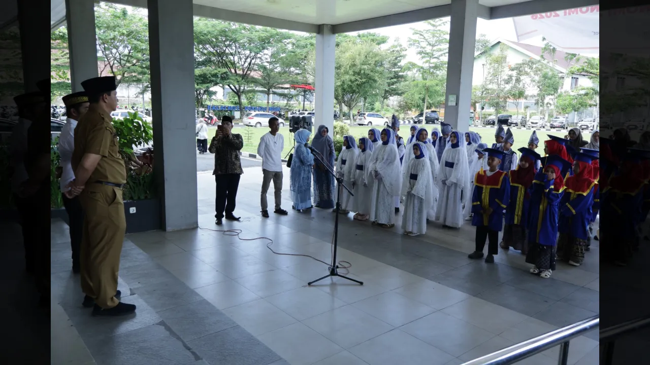 Perserta khatam mendengarkan arahan Wawako Payakumbuh